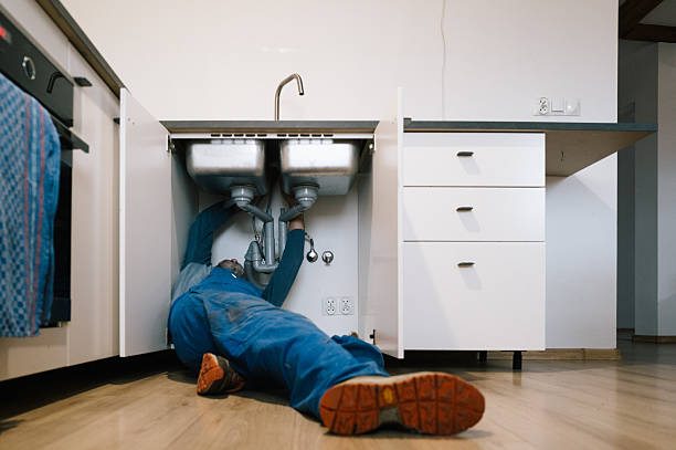 Professional Emergency Plumber technician working in Gladstone, VA
